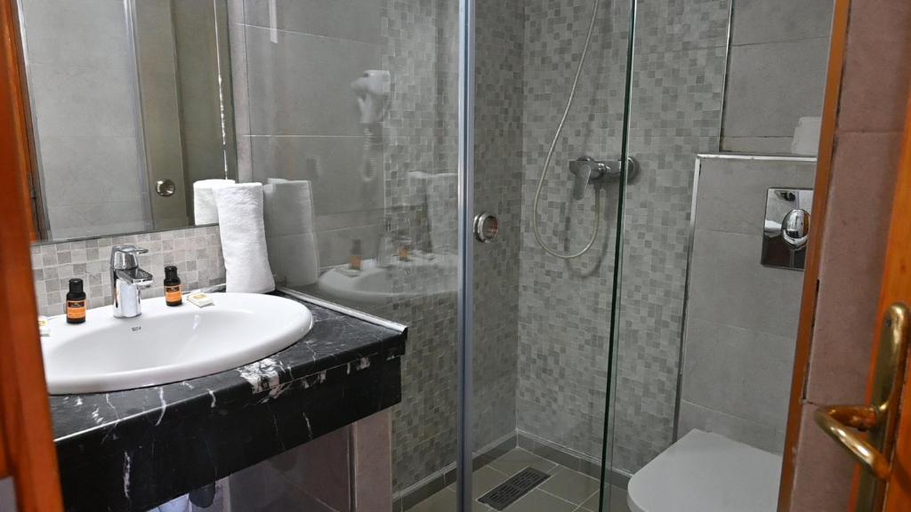 Hotel Centre Ville bathroom